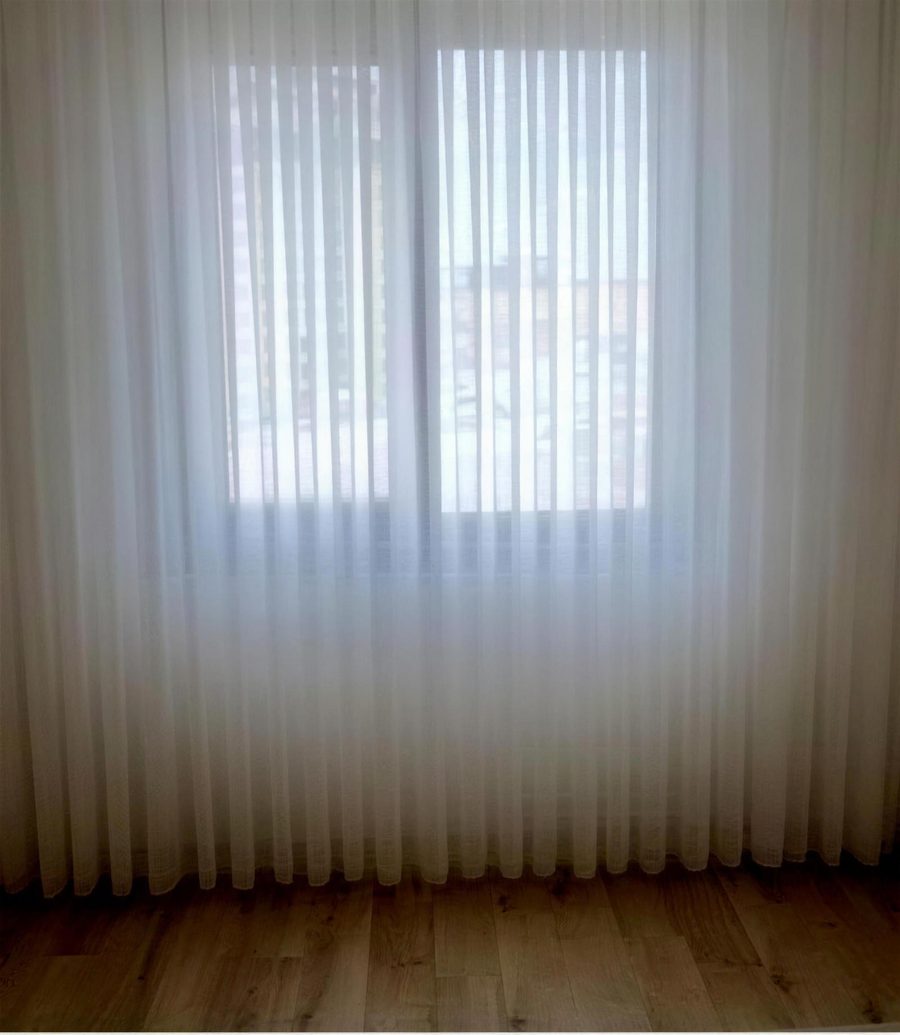 Hvide transparente gardiner fra loft til gulv