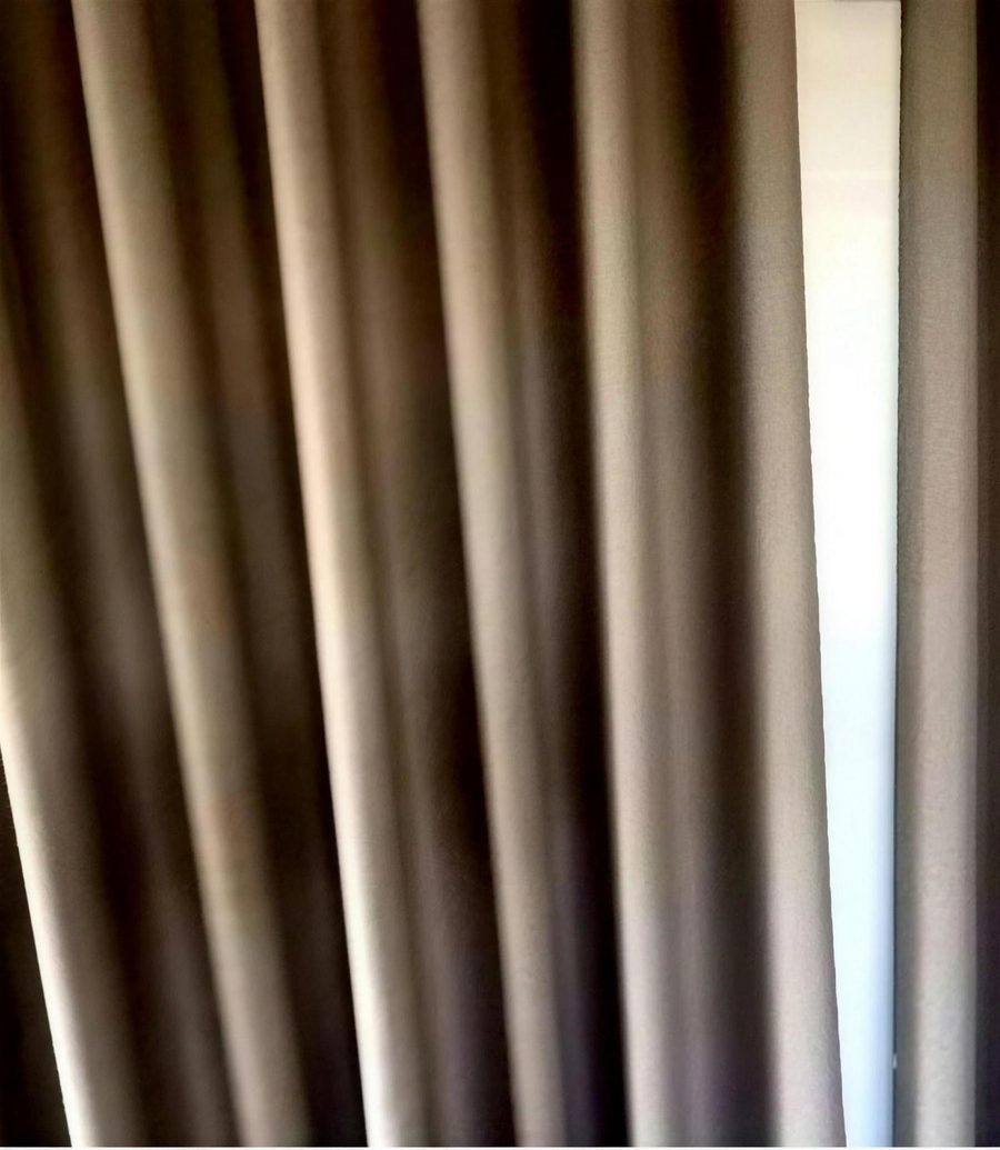 Beige mørklægningsgardin med bløde folder